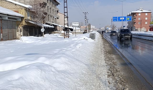 Ağrı’da çatılar çöktü, vatandaş kaldırıma hasret kaldı