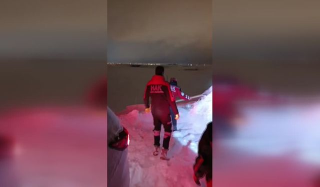 Ağrı'da kar ve tipi: Yolda mahsur kalan 6 kişi kurtarıldı