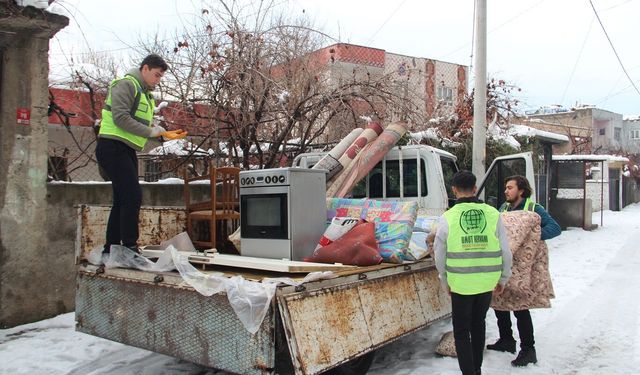 Batman Umut Kervanı'ndan mağdur ailelere ev eşyası ve gıda desteği