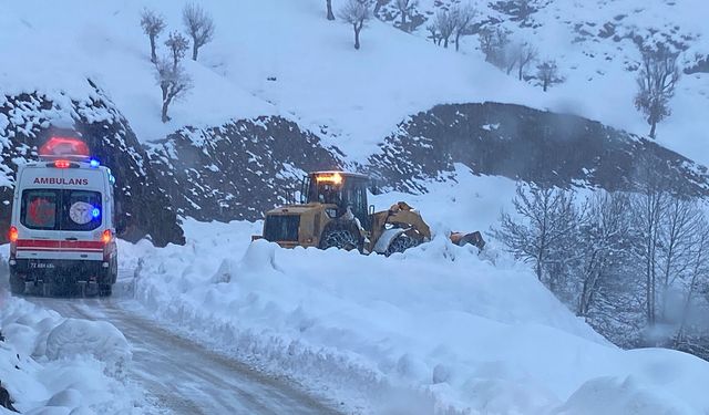 Batman'da karla kaplı yol açılarak hasta zamanında hastaneye ulaştırıldı