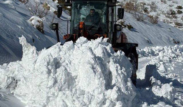 Batman’da köy yollarını açmak için karla mücadele devam ediyor