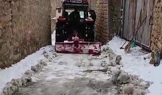 Batman’da muhtar ve kardeşi köy yollarını traktörle açtı