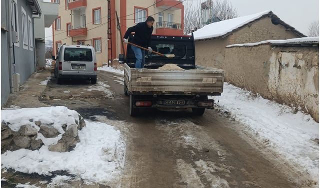 Battalgazi'de buzlanmaya karşı tuzlama çalışması sürüyor