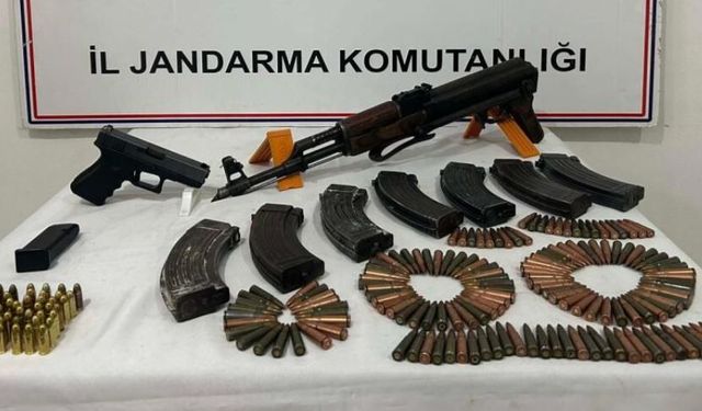 Diyarbakır'a sınır ilçede kalaşnikof ve tabanca ele geçirildi