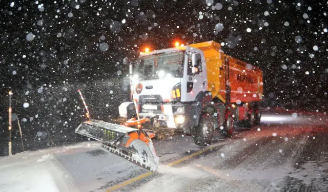 Diyarbakır'da greyder engelleri aşarak Mina'ya ulaştı
