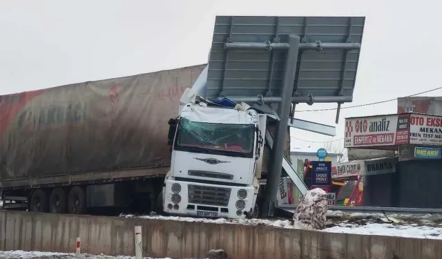 Diyarbakır'da yoldan çıkan TIR tabelaya çarptı: 1 yaralı