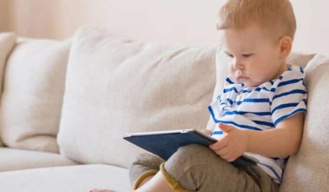 Erken yaşta ekran maruziyeti dil gelişimini olumsuz etkiliyor