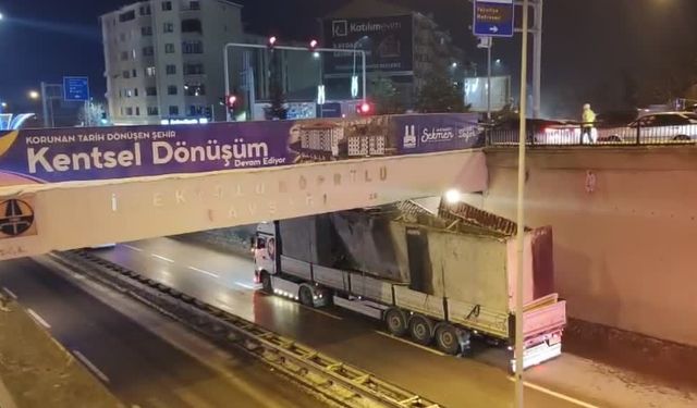 Erzurum'da beton blok yüklü tır alt geçide sıkıştı