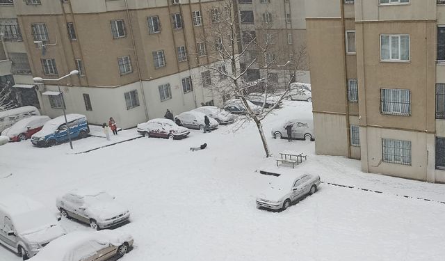 Gaziantep’te yoğun kar bazı kurumlara tatil kararı aldırdı