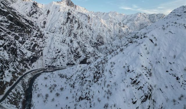 Şırnak'ta etkili olan karla 'Kanlıdere' beyaza büründü