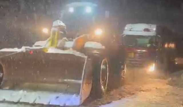 İlçe üşümesin diye doğalgaz tırı iş makineleri ile çekildi