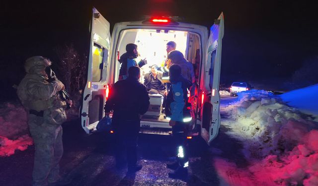 Karla kaplı mahallede hastaya ulaşmak için yoğun mesai