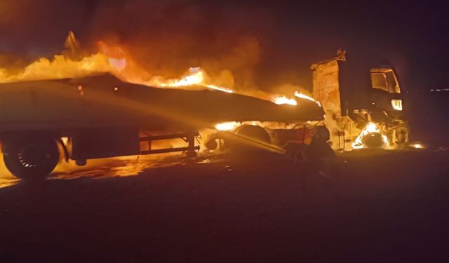 Mardin’de seyir halindeki tır alev aldı, geriye demir yığını kaldı