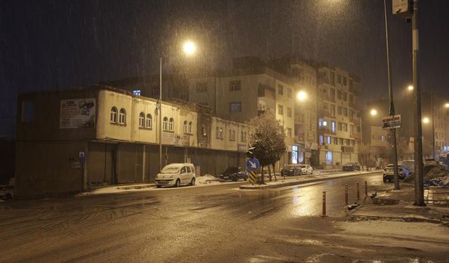 Mardin'in bu ilçesinde kar yağışı etkili oluyor