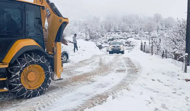 Sason’da kara saplanan kamyonet kurtarıldı