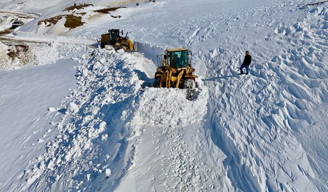Siirt'te çığ alarmı: Köy yolu gece saatlerinde yeniden ulaşıma açıldı