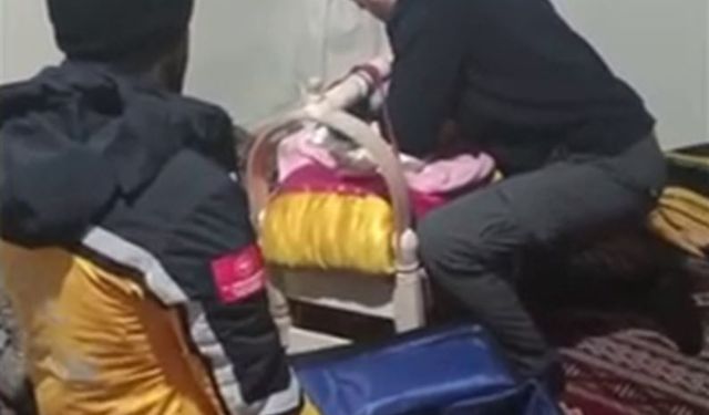 Siirt’te karla kaplı yollarda zamanla yarış: Mahsur kalan aile kurtarıldı