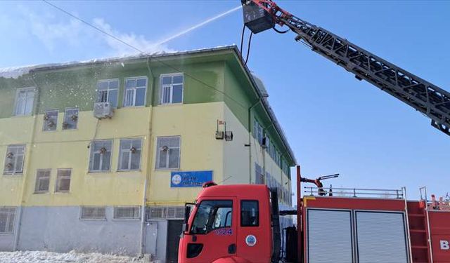 Siirt'te okullar kar temizliğiyle eğitime hazırlanıyor