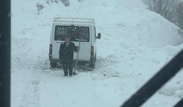 Siirt'te yolda mahsur kalan öğrenci servisi kurtarıldı