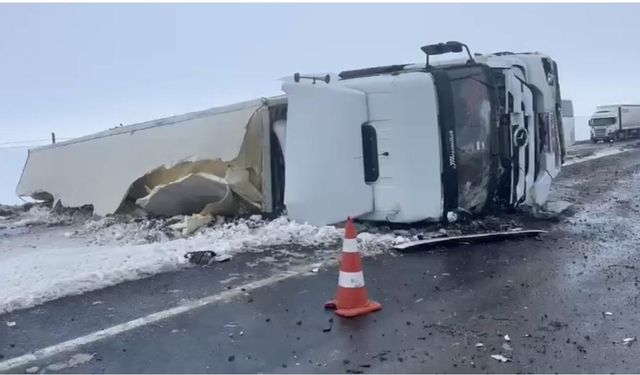 Siverek’te tır devrildi, ulaşım tek şeritten sağlanıyor