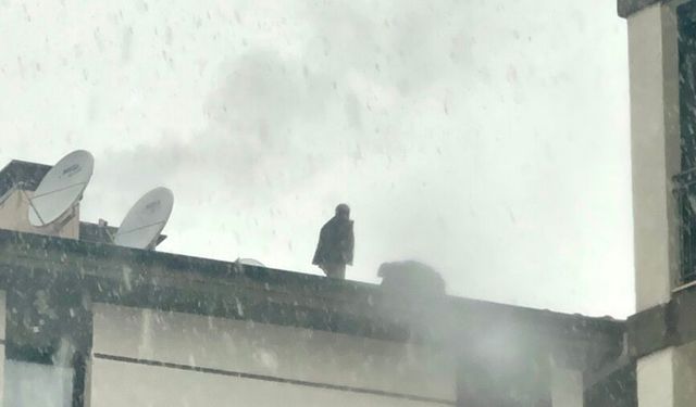 TOKİ çalışanı darp edildiği iddiasıyla çatıya çıkarak yardım istedi