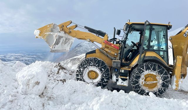 Yoğun kar Siirt’te kırsalı kilitledi: Ekipler sahada
