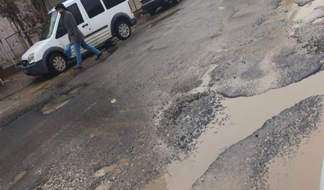 Diyarbakır'da vatandaşlardan bozuk yol tepkisi