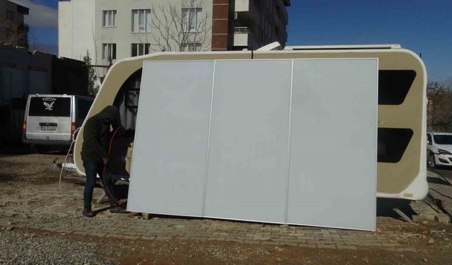 Güneş panellerinde devrim: Gündüz enerji, gece reklam paneli