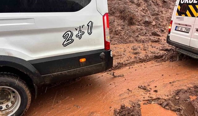 Heyelanda çamura saplanan okul taşıtı köylülerce kurtarıldı