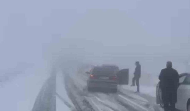Kar yağışı Diyarbakır-Viranşehir kara yolundaki trafiği olumsuz etkiledi