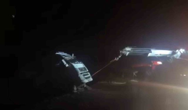 Siirt'te devrilen tırın sürücü hafif yaralandı