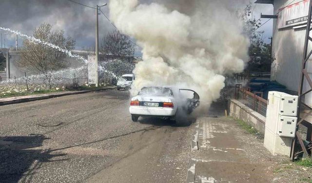 Siirt'te seyir halindeki otomobil alevlere teslim oldu