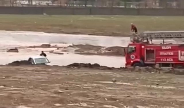 Silopi'de otomobille suda mahsur kalan 2 kişi kurtarıldı