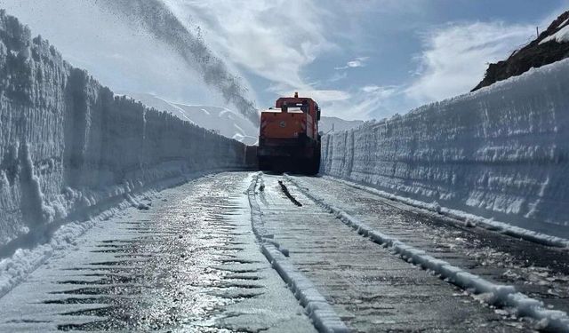 Şırnak'ta 70 gündür kapalı olan belde yolunun açılması için çalışmalar başlatıldı