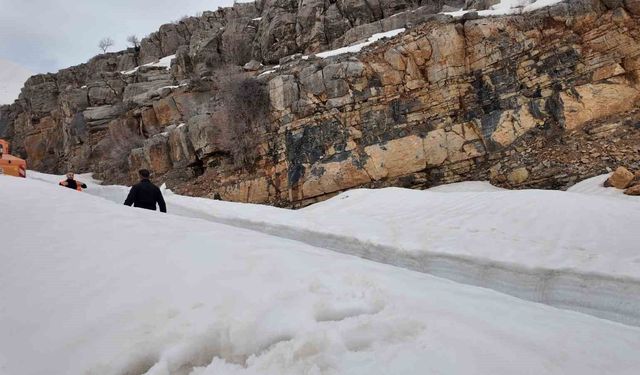 Şırnak'ta kapalı olan beldenin yolunun açılması için çalışmalar sürüyor