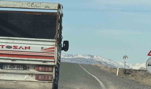 Vatandaşlar iki ilçe arasındaki çukurlu yolun onarılmasını istiyor