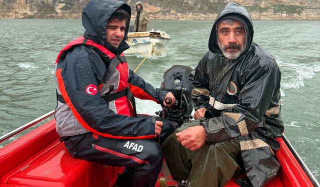 Baraj gölünde mahsur kalan 2 kişiyi AFAD kurtardı