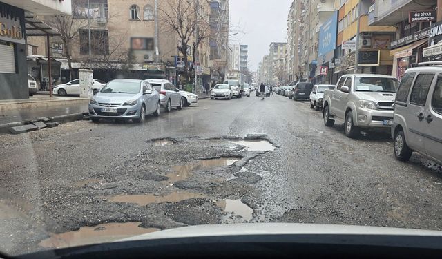 Diyarbakır'da yollar delik deşik: Sürücüler belediyeye tepkili