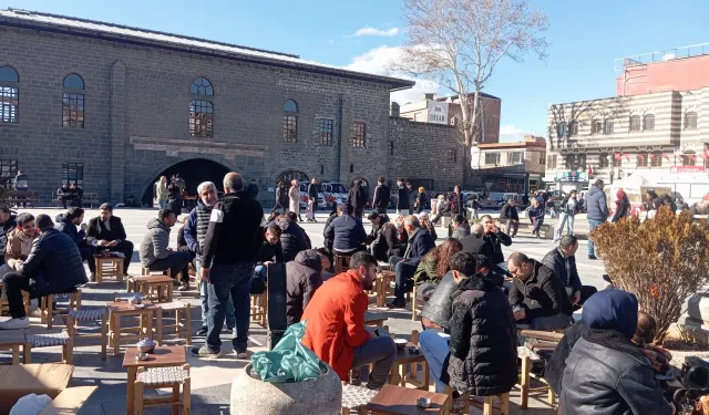 Diyarbakır'da güneş yüzünü gösterdi, vatandaşlar sokaklara çıktı