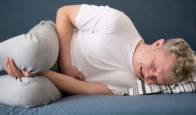 Gaz sıkışması ve mide şişkinliği: Nedenleri, belirtileri ve tedavi yöntemleri