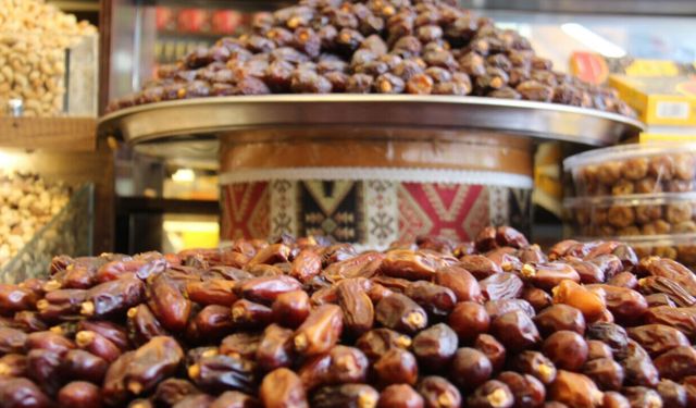 Diyarbakır'da Ramazan öncesi hurma tezgâhları hareketli