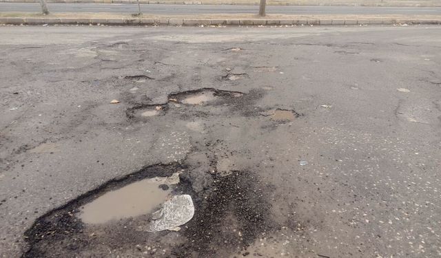 Siverek'te asfalt delik deşik: Sürücüler tepkili