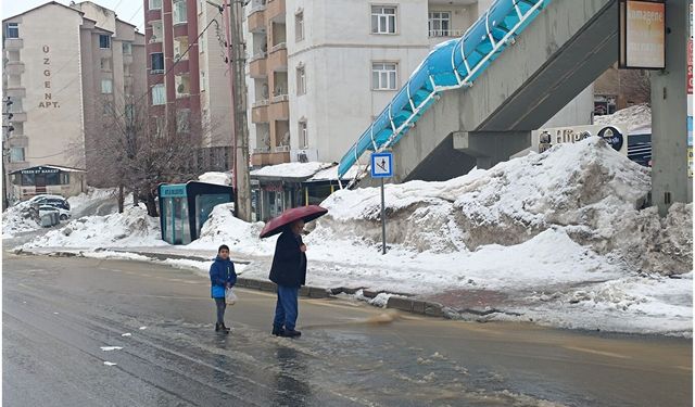Sağanak yağış Bitlis’te yolları göle çevirdi