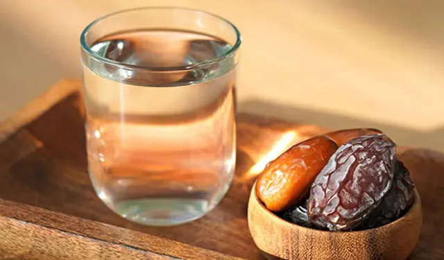 Sahurda ezan okunurken ağızdaki lokma veya su yutulabilir mi?