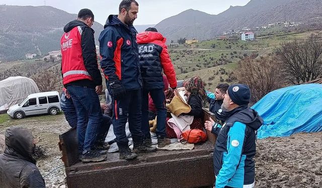 Şiddetli yağış ve fırtına hayvancılıkla geçinen ailenin çadırlarını yıktı