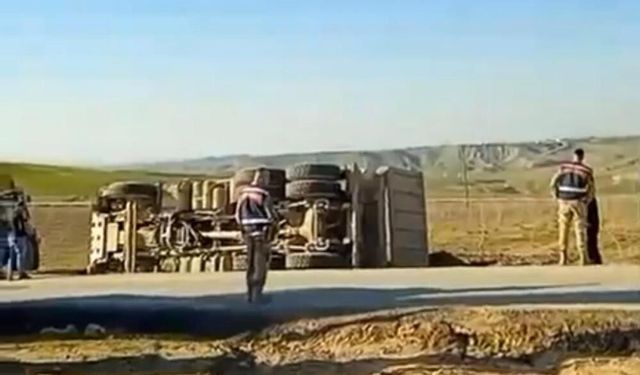 Siirt’te kamyon devrildi: 1 yaralı