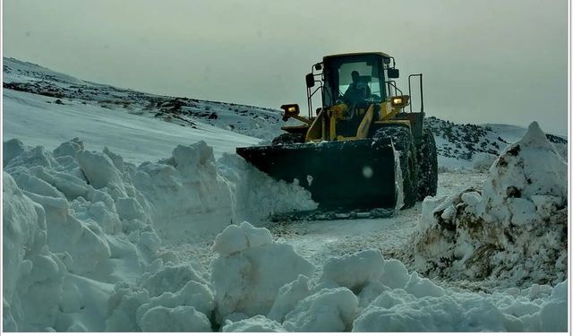 Siirt’te karla mücadele sürüyor: Kapanan köy yolları açılıyor