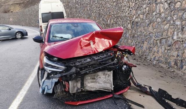 Siirt’te öğrenci servisi ile otomobil çarpıştı: 9’u öğrenci 12 yaralı