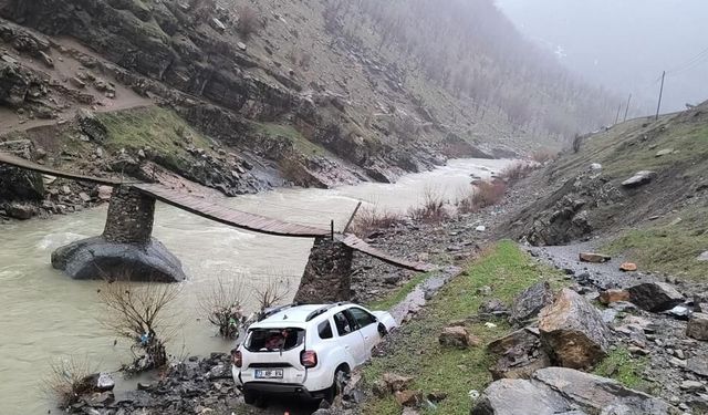 Şırnak'ta otomobil uçuruma yuvarlandı: 2 yaralı