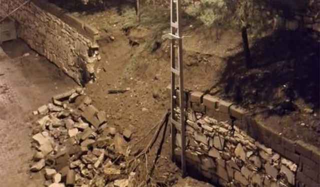 Diyarbakır'da sağanak nedeni ile istinat duvarı çöktü